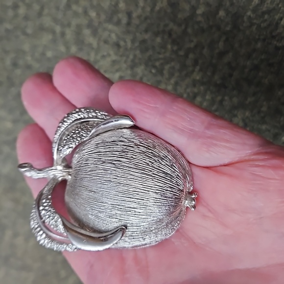 Vintage Sarah Coventry Apple Brooch Silver Tone Adam's Delight Signed - Picture 12 of 13